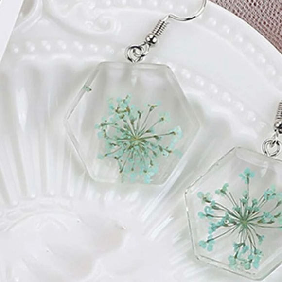 Dry Flower Acrylic Drop Earrings - Picture 4 of 5